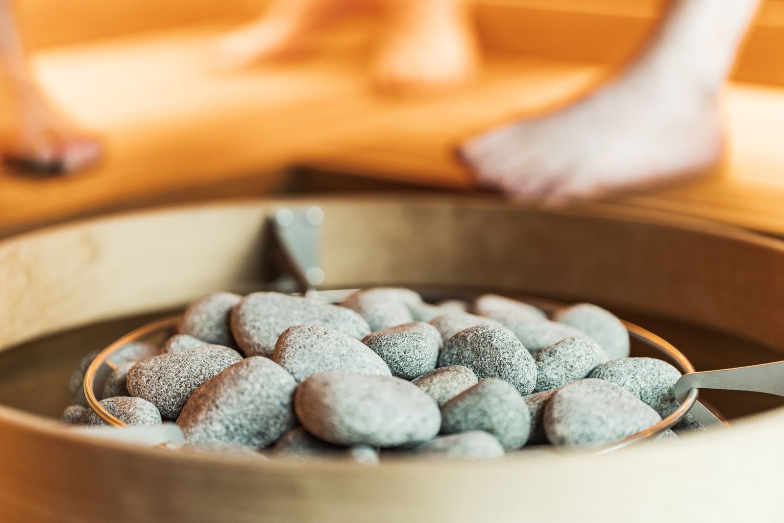 桑拿房内的桑拿炉与堆放整齐的桑拿石实拍